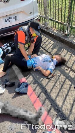 ▲駕駛疑似疲勞駕駛,偏離車道後自撞電線桿,3人受傷、1女嬰死亡。(圖/記者林東良翻攝)
