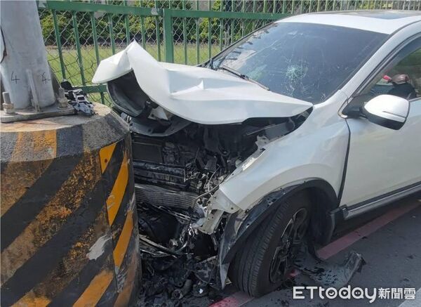 ▲駕駛疑似疲勞駕駛,偏離車道後自撞電線桿,3人受傷、1女嬰死亡。(圖/記者林東良翻攝)
