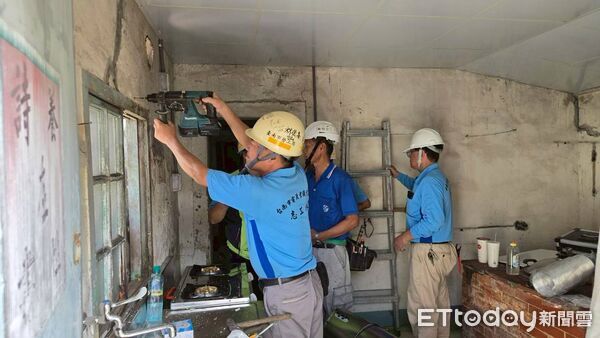 ▲勞工局結合做工行善團志工,在光復節連假期間仍前往關廟區替受災住屋修繕屋頂與電線。(記者林東良翻攝,下同)