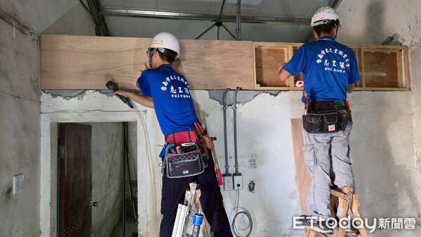 ▲勞工局結合做工行善團志工,在光復節連假期間仍前往關廟區替受災住屋修繕屋頂與電線。(記者林東良翻攝,下同)