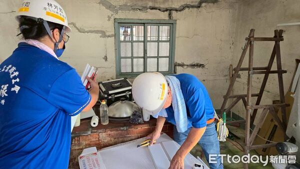 ▲勞工局結合做工行善團志工,在光復節連假期間仍前往關廟區替受災住屋修繕屋頂與電線。(記者林東良翻攝,下同)