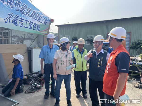 ▲勞工局結合做工行善團志工,在光復節連假期間仍前往關廟區替受災住屋修繕屋頂與電線。(記者林東良翻攝,下同)