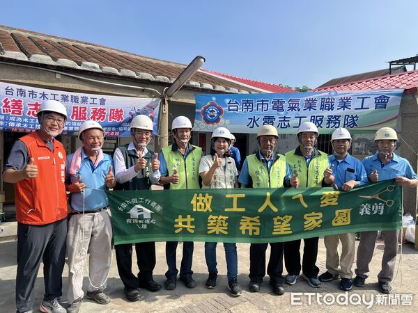 ▲勞工局結合做工行善團志工,在光復節連假期間仍前往關廟區替受災住屋修繕屋頂與電線。(記者林東良翻攝,下同)