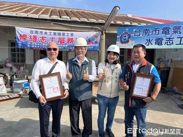 ▲勞工局結合做工行善團志工,在光復節連假期間仍前往關廟區替受災住屋修繕屋頂與電線。(記者林東良翻攝,下同)