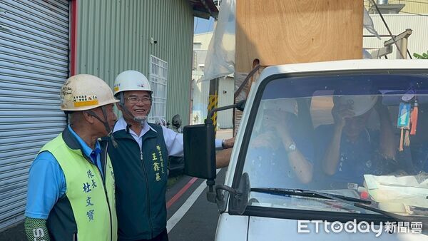 ▲勞工局結合做工行善團志工,在光復節連假期間仍前往關廟區替受災住屋修繕屋頂與電線。(記者林東良翻攝,下同)