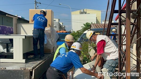 ▲勞工局結合做工行善團志工,在光復節連假期間仍前往關廟區替受災住屋修繕屋頂與電線。(記者林東良翻攝,下同)