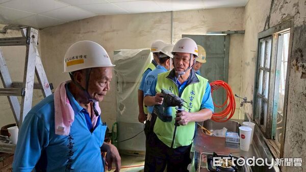 ▲勞工局結合做工行善團志工,在光復節連假期間仍前往關廟區替受災住屋修繕屋頂與電線。(記者林東良翻攝,下同)