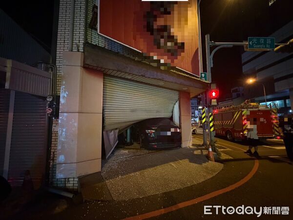 ▲駕駛疑似疲勞駕駛,跨越雙黃線逆向後撞進轉角的服飾店。(圖/記者陳崑福翻攝)