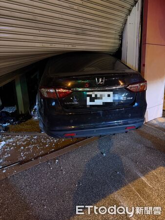 ▲駕駛疑似疲勞駕駛,跨越雙黃線逆向後撞進轉角的服飾店。(圖/記者陳崑福翻攝)