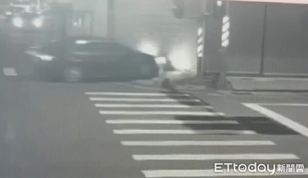 ▲駕駛疑似疲勞駕駛,跨越雙黃線逆向後撞進轉角的服飾店。(圖/記者陳崑福翻攝)