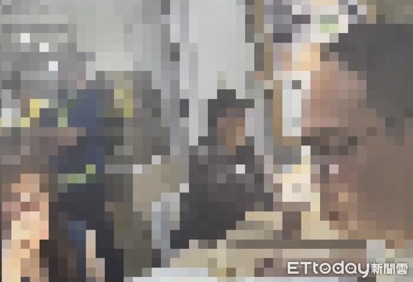 ▲▼前鎮區一家大型連鎖賣場餐廳,昨(25)日晚間一名楊姓男子的妻子在用餐區高音量播放手機影片,遭到鄰桌陳姓男子善意提醒,楊男聞訊後情緒失控,竟拿起桌上的牛排刀站起,場面一度恐慌。(圖/記者吳世龍翻攝)