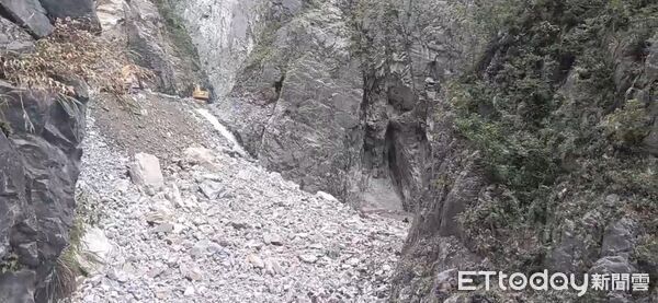 ▲▼燕子口堰塞湖今天上午進行降壩引流,目前狀況穩定。(圖/記者王兆麟翻攝,下同)