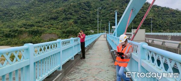 ▲▼燕子口堰塞湖今天上午進行降壩引流,目前狀況穩定。(圖/記者王兆麟翻攝,下同)