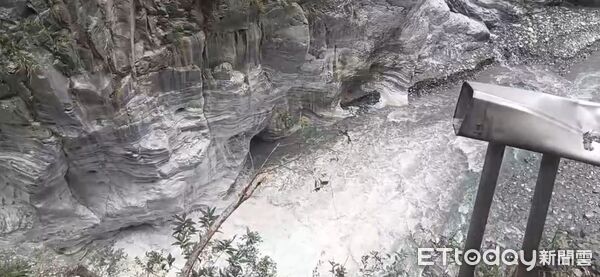 ▲▼燕子口堰塞湖今天上午進行降壩引流,目前狀況穩定。(圖/記者王兆麟翻攝,下同)