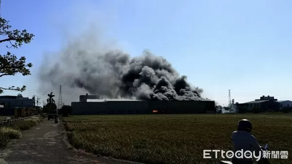 ▲▼龍井一棟鐵皮工廠全面燃燒。(圖/民眾提供,下同)