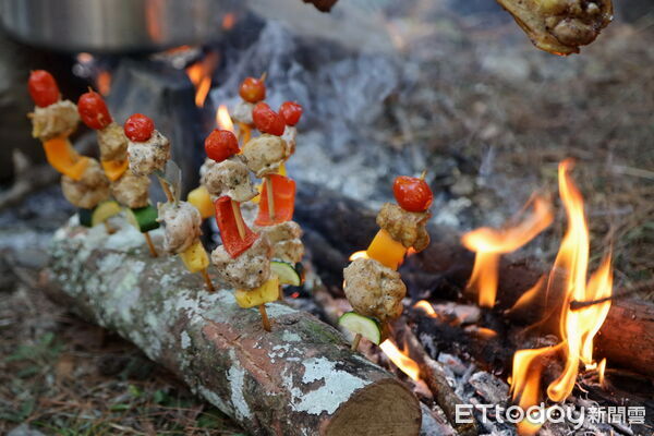 ▲獵人共享燒物,這道菜源自於賽德克人打獵歸來,與族人在火堆前共享鮮肉與時蔬的傳統文化。(圖/林業保育署南投分署提供)