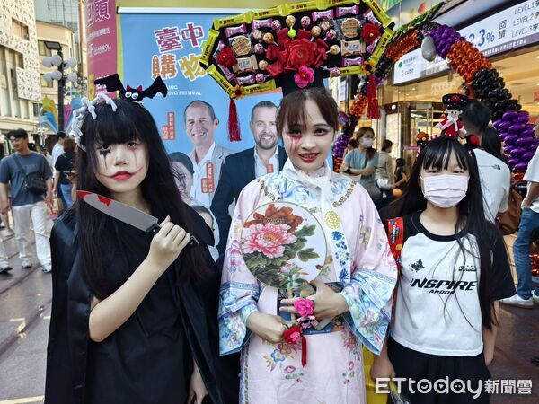 ▲好孕氣!台中購物節首抽,西屯產婦喜中馬尼拉機票。(圖/記者游瓊華攝)