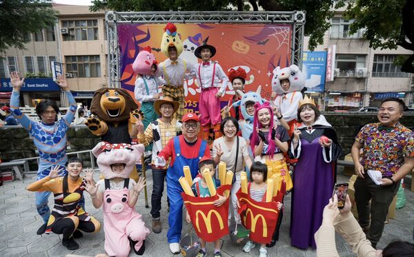 ▲▼民進黨立委吳沛憶出席第二屆「陪你搗蛋 萬聖節大遊行」,並化身人氣影集「獵魔女團」的「米拉(Mira)」。(圖/立委吳沛憶國會辦公室提供)