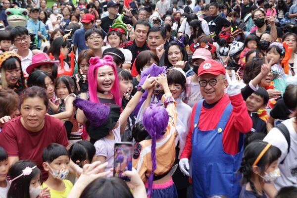 ▲▼民進黨立委吳沛憶出席第二屆「陪你搗蛋 萬聖節大遊行」,並化身人氣影集「獵魔女團」的「米拉(Mira)」。(圖/立委吳沛憶國會辦公室提供)