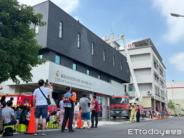 ▲小朋友穿上消防衣,在消防員指導下學習正確射水方式,體驗成為「小小救火英雄」的興奮時刻。(圖/記者林東良翻攝,下同)