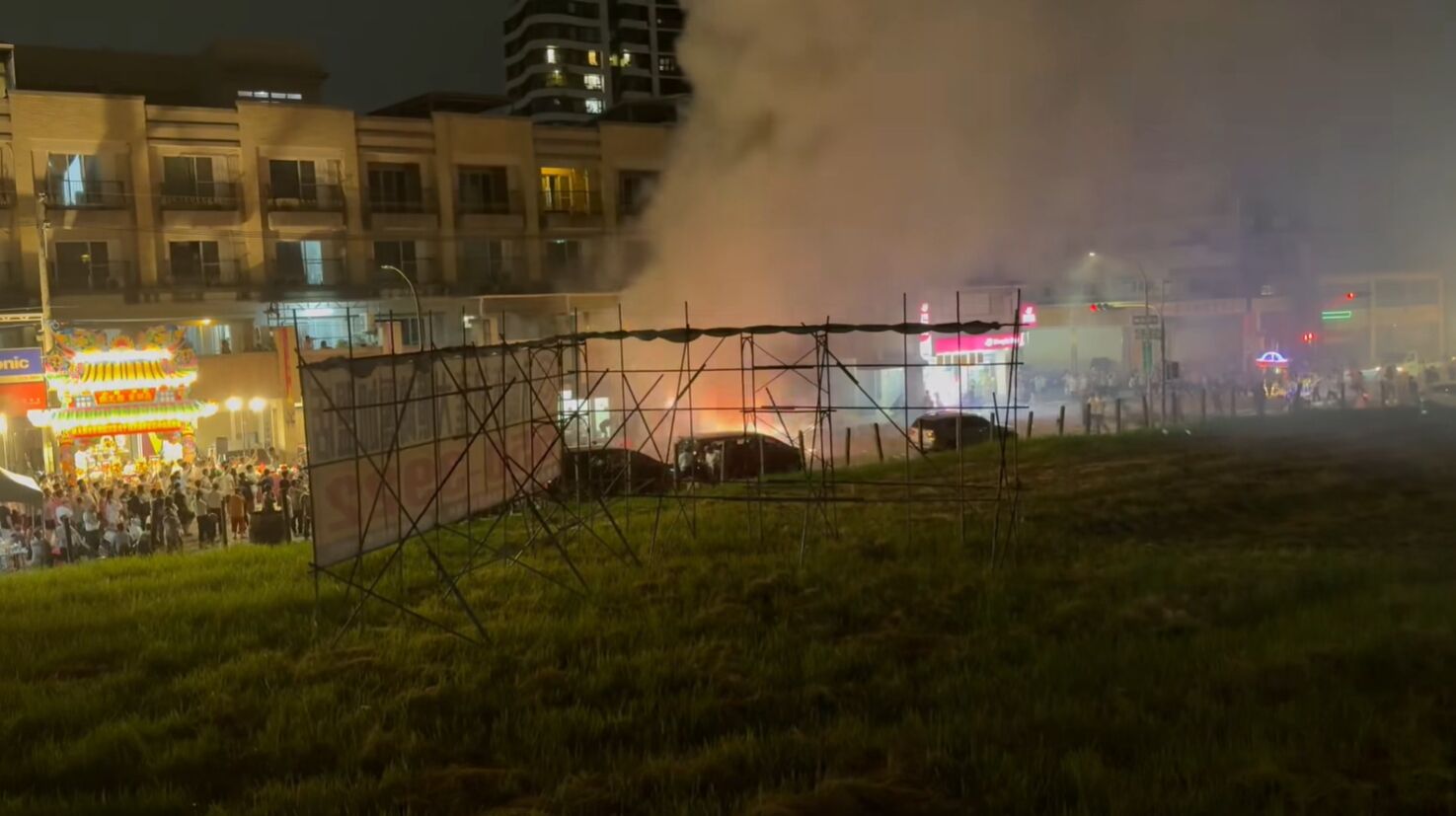 ▲▼高雄廟會「瘋狂鞭炮」整街燒濃煙 居民打爆電話:沒政府了嗎。(圖/翻攝仁武人大小事臉書社團、仁武區公所)