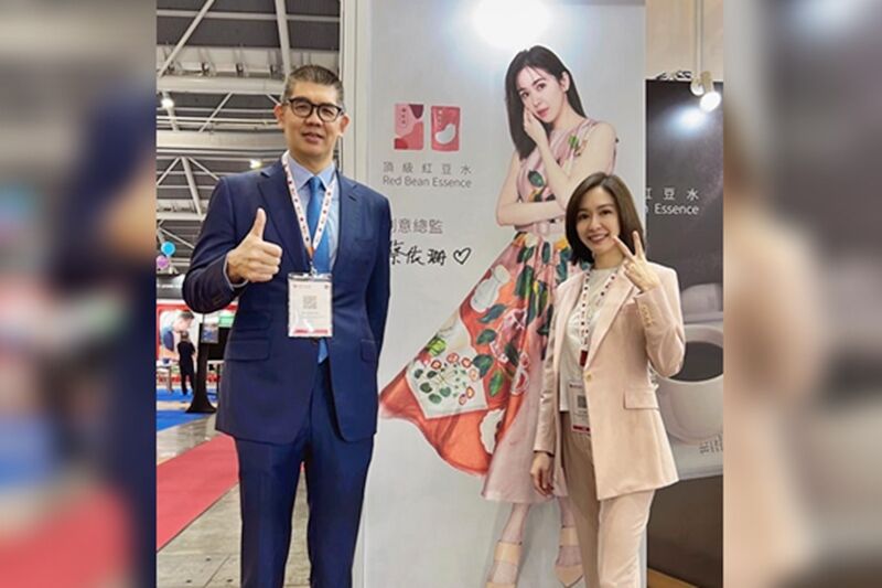 ▲▼連勝文夫妻,與妻子蔡依珊合照。(圖/翻攝連勝文粉絲團)