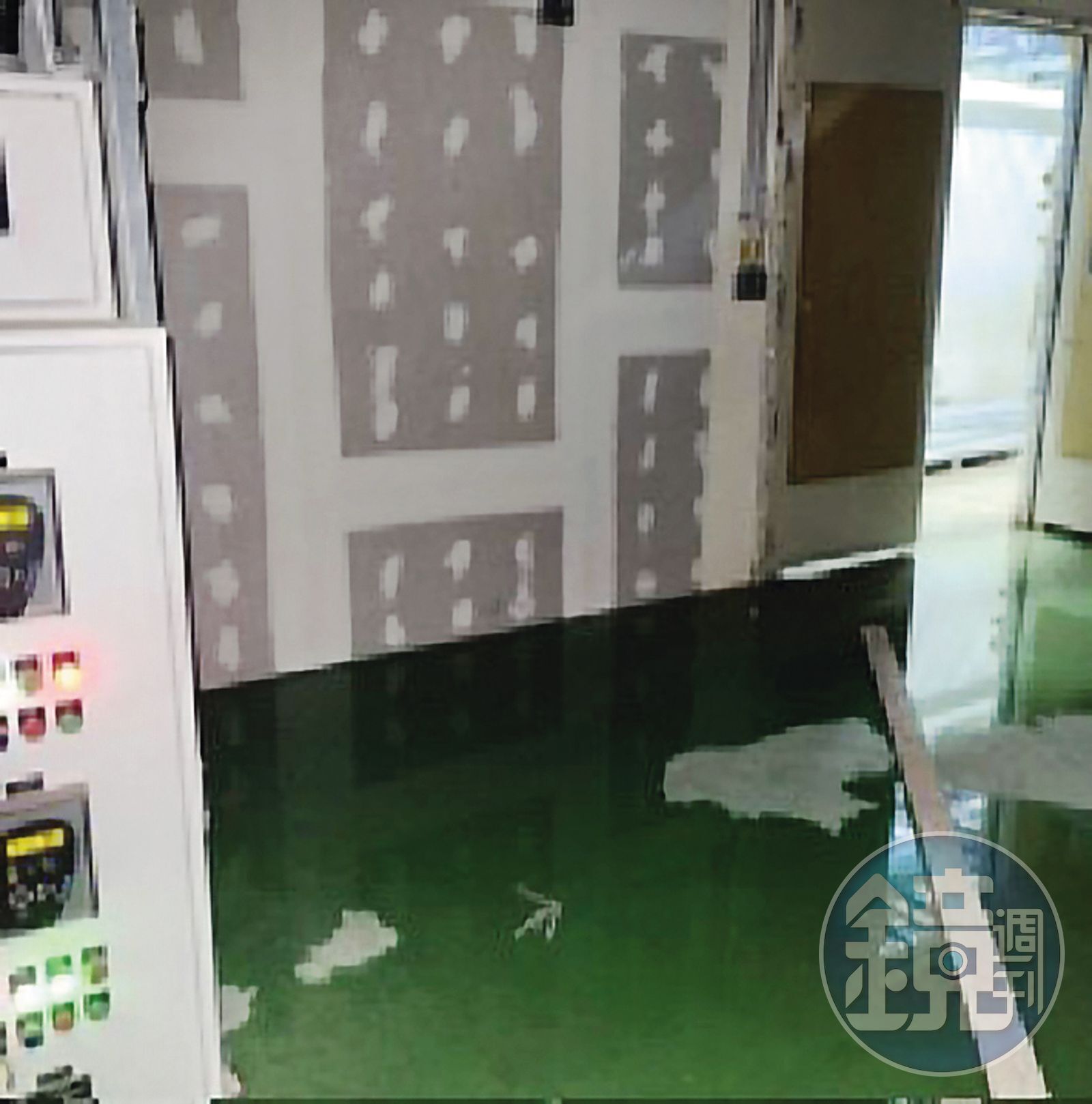站體積水 連日豪雨,桃捷綠線部分站體出現積水,儀控螢幕也因此受潮。(讀者提供)