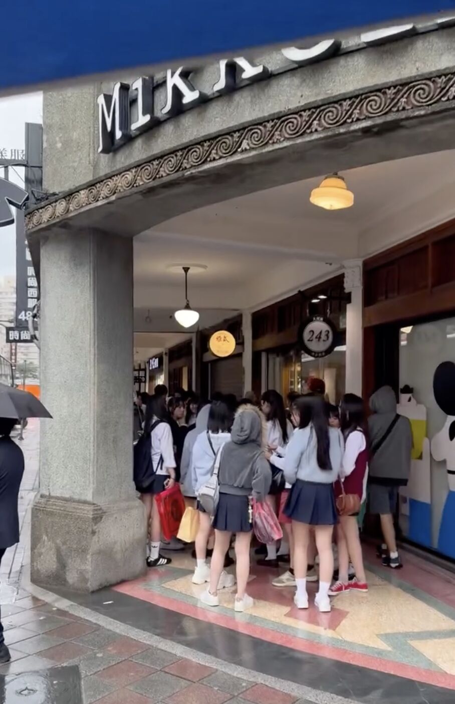 ▲▼網友拍到日本女高中生成群來海霞城隍廟。(圖/翻攝Threads)