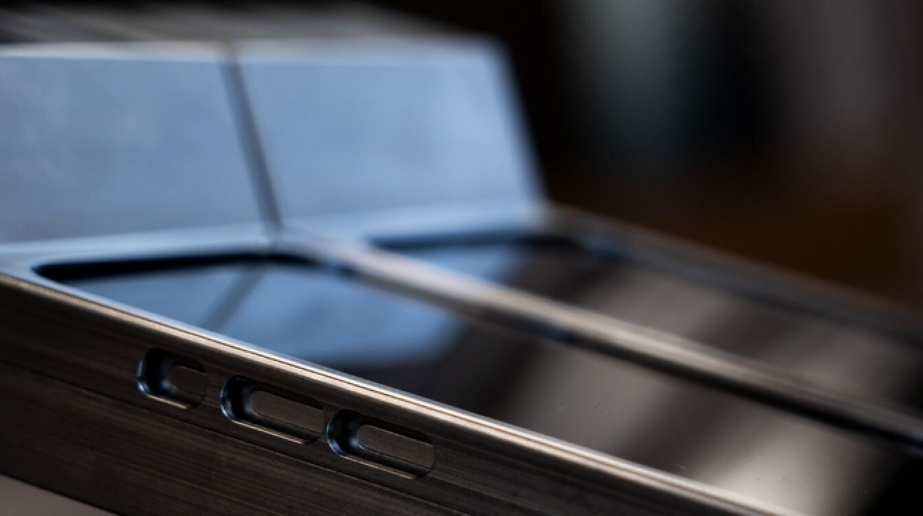 ▲美國一個腦神經團隊推出一款重達6磅的iPhone手機殼。(圖/翻攝kickstarter)