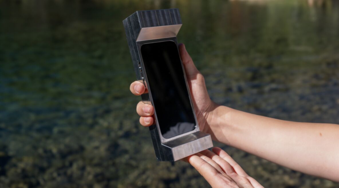 ▲美國一個腦神經團隊推出一款重達6磅的iPhone手機殼。(圖/翻攝kickstarter)