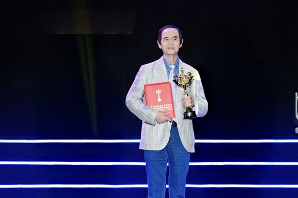 ▲▼白冰冰與創辦人陳飛在台上演唱。(圖/世界閩南語金曲盛典組委會提供)