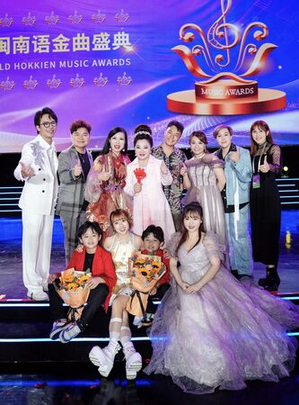 ▲▼白冰冰與創辦人陳飛在台上演唱。(圖/世界閩南語金曲盛典組委會提供)