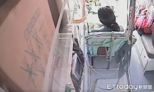 ▲▼苗栗西濱清晨驚傳車禍,3名騎士摔車。(圖/記者楊永盛翻攝)