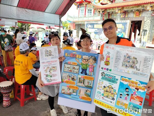 ▲七股黑面琵鷺保育季登場,南市消防隊到場宣導住警器與防火觀念。(記者林東良翻攝,下同)