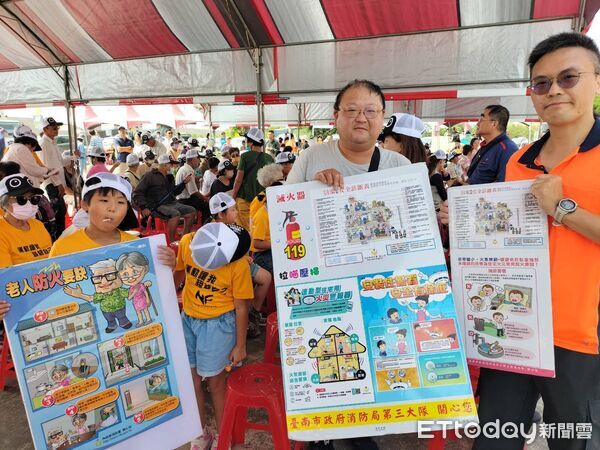 ▲七股黑面琵鷺保育季登場,南市消防隊到場宣導住警器與防火觀念。(記者林東良翻攝,下同)
