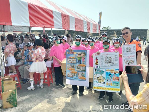 ▲七股黑面琵鷺保育季登場,南市消防隊到場宣導住警器與防火觀念。(記者林東良翻攝,下同)