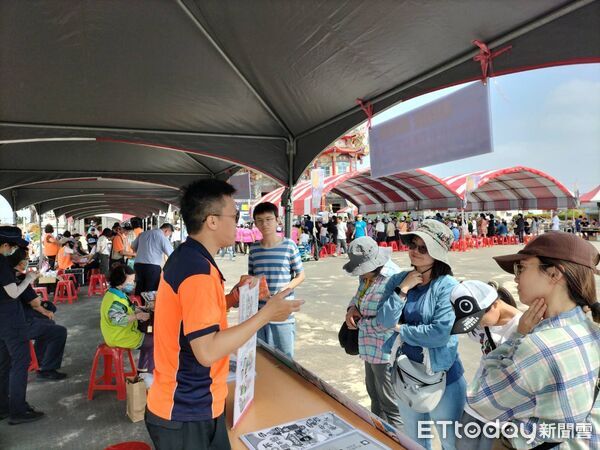 ▲七股黑面琵鷺保育季登場,南市消防隊到場宣導住警器與防火觀念。(記者林東良翻攝,下同)