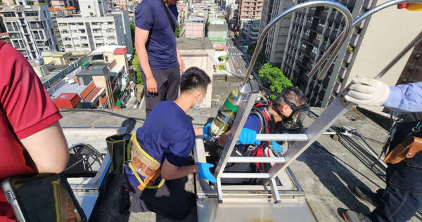 北市消防局獲報,文山區一處民宅水塔內有一具男屍漂浮在上。(圖/翻攝畫面)