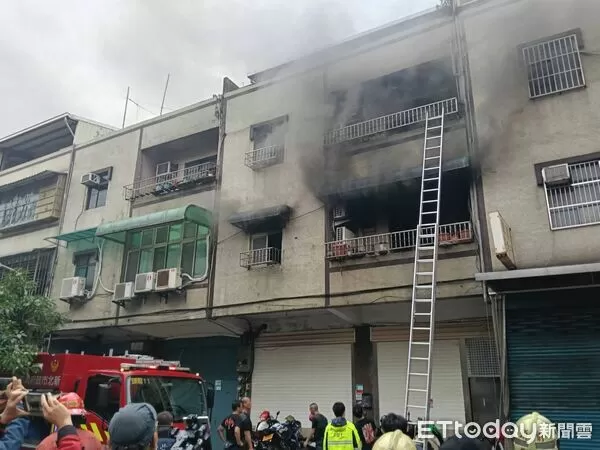 ▲移工宿舍起火,疏散約10位移工。(圖/記者黃哲民翻攝)