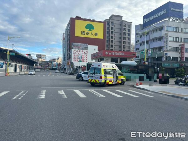 ▲▼ 花蓮公車左轉撞上行人。(圖/記者王兆麟翻攝,下同)