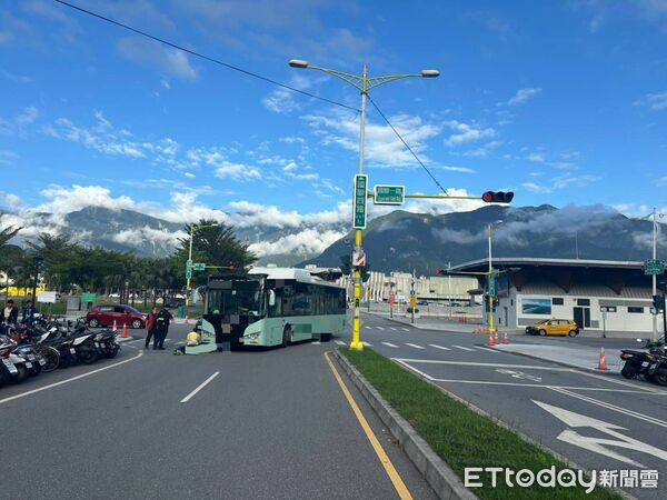 ▲▼ 花蓮公車左轉撞上行人。(圖/記者王兆麟翻攝,下同)
