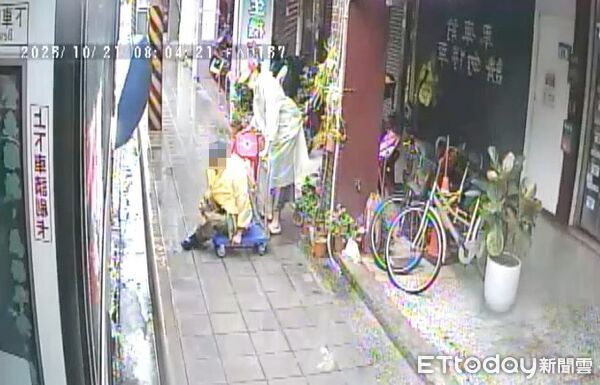 ▲▼三重客運司機林榮新抱起老婦人上公車,公車到站後司機再次將老婦人抱下車,老婦人坐在拖板上仍望向司機點頭致謝 。(圖/記者陳以昇翻攝)