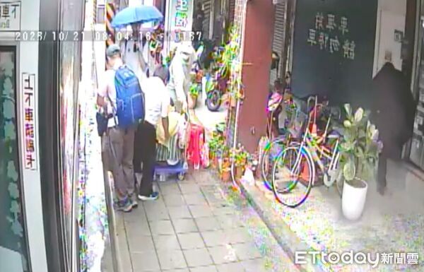 ▲▼三重客運司機林榮新抱起老婦人上公車,公車到站後司機再次將老婦人抱下車,老婦人坐在拖板上仍望向司機點頭致謝 。(圖/記者陳以昇翻攝)