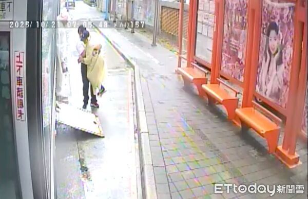 ▲▼三重客運司機林榮新抱起老婦人上公車,公車到站後司機再次將老婦人抱下車,老婦人坐在拖板上仍望向司機點頭致謝 。(圖/記者陳以昇翻攝)