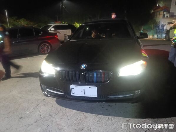 ▲白河警深夜在市175線執行巡查勤務,查獲一輛懸掛不符車籍資料的黑色進口車,估計罰鍰高達8萬6400元,呼籲民眾勿心存僥倖。(圖/記者林東良翻攝,下同)