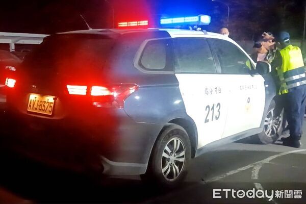 ▲白河警深夜在市175線執行巡查勤務,查獲一輛懸掛不符車籍資料的黑色進口車,估計罰鍰高達8萬6400元,呼籲民眾勿心存僥倖。(圖/記者林東良翻攝,下同)