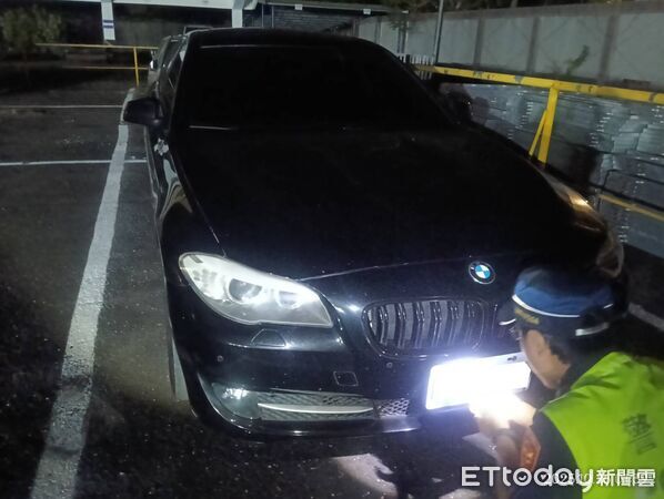 ▲白河警深夜在市175線執行巡查勤務,查獲一輛懸掛不符車籍資料的黑色進口車,估計罰鍰高達8萬6400元,呼籲民眾勿心存僥倖。(圖/記者林東良翻攝,下同)