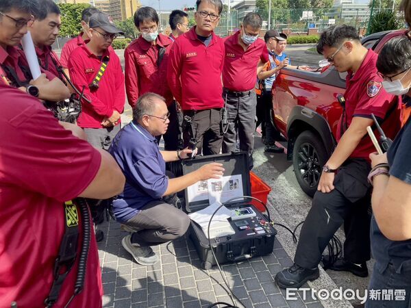 ▲台南市消防局第七大隊27日前往位於台南火車站後站的遠東百貨成功店與香格里拉台南遠東國際大飯店,實施災害搶救環境踏勘與無線電通訊中繼訓練。(圖/記者林東良翻攝,下同)