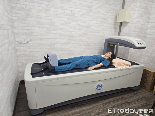 ▲▼DXA是一種結合兩種不同能量X光的檢測技術,能精準測量骨質密度、體脂肪比例、腹部內臟脂肪及全身肌肉量等健康指標。(圖/花蓮醫院提供,下同)