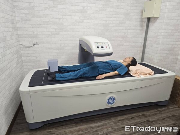 ▲▼DXA是一種結合兩種不同能量X光的檢測技術,能精準測量骨質密度、體脂肪比例、腹部內臟脂肪及全身肌肉量等健康指標。(圖/花蓮醫院提供,下同)
